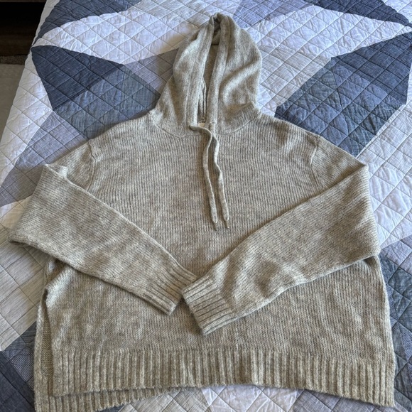 H&M Cozy Gray Knit Sweater Hoodie. Size Medium - Picture 7 of 8